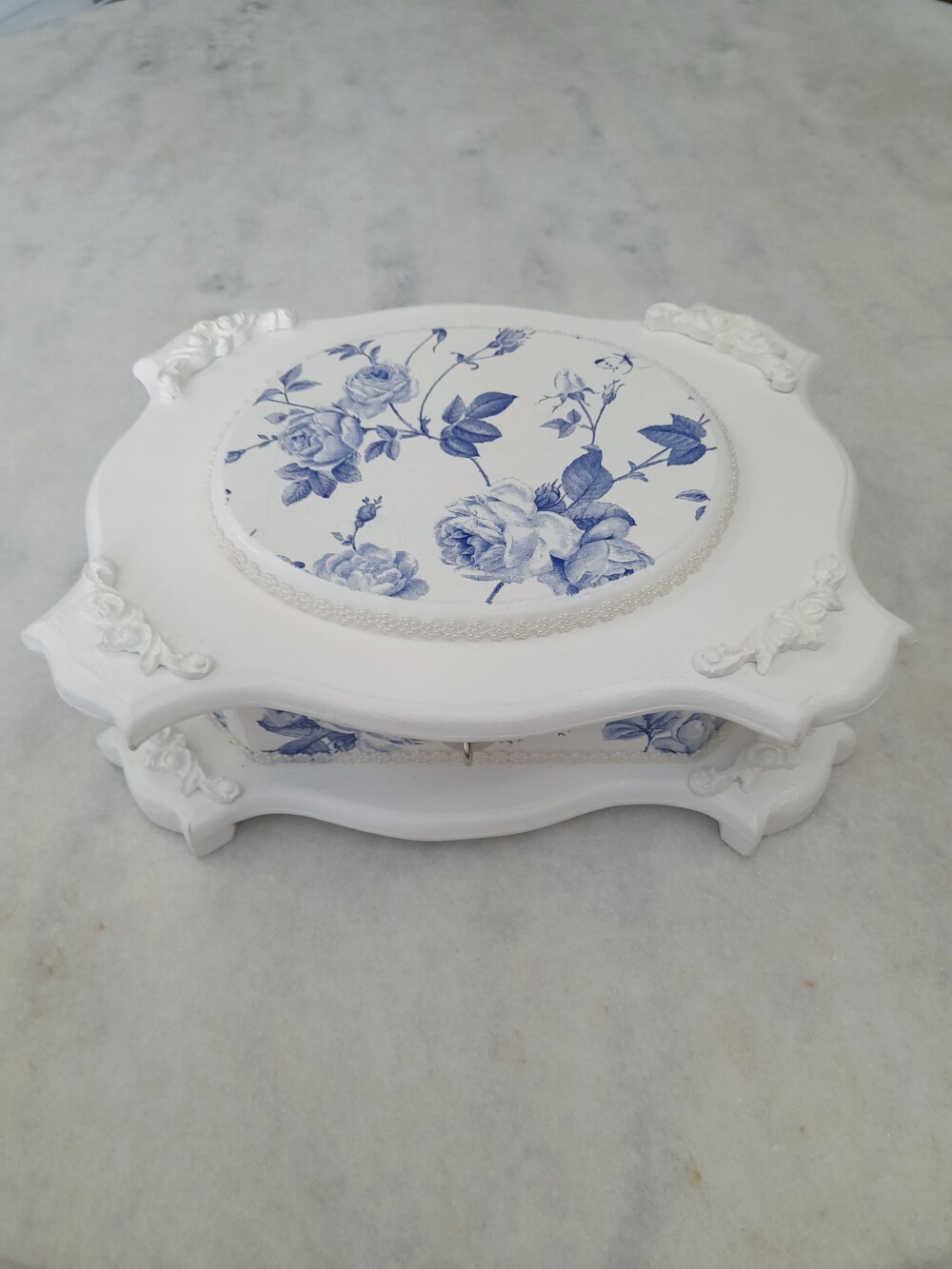 Caixa em mdf pintada de branco com floral azul