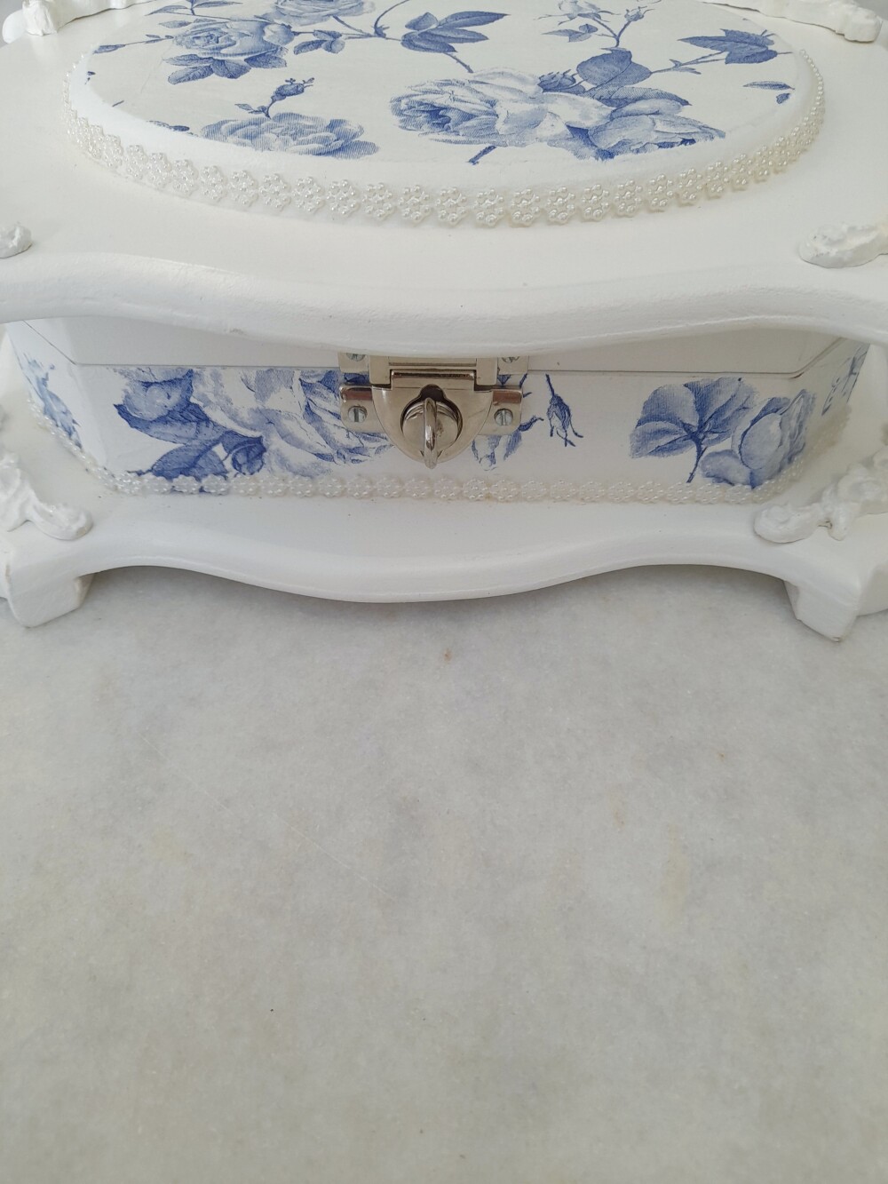 Caixa em mdf pintada de branco com floral azul