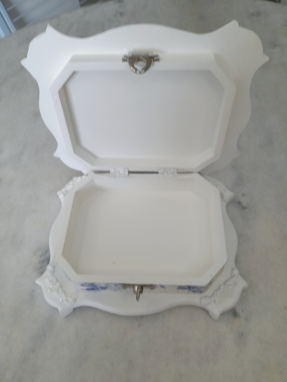 Caixa em mdf pintada de branco com floral azul