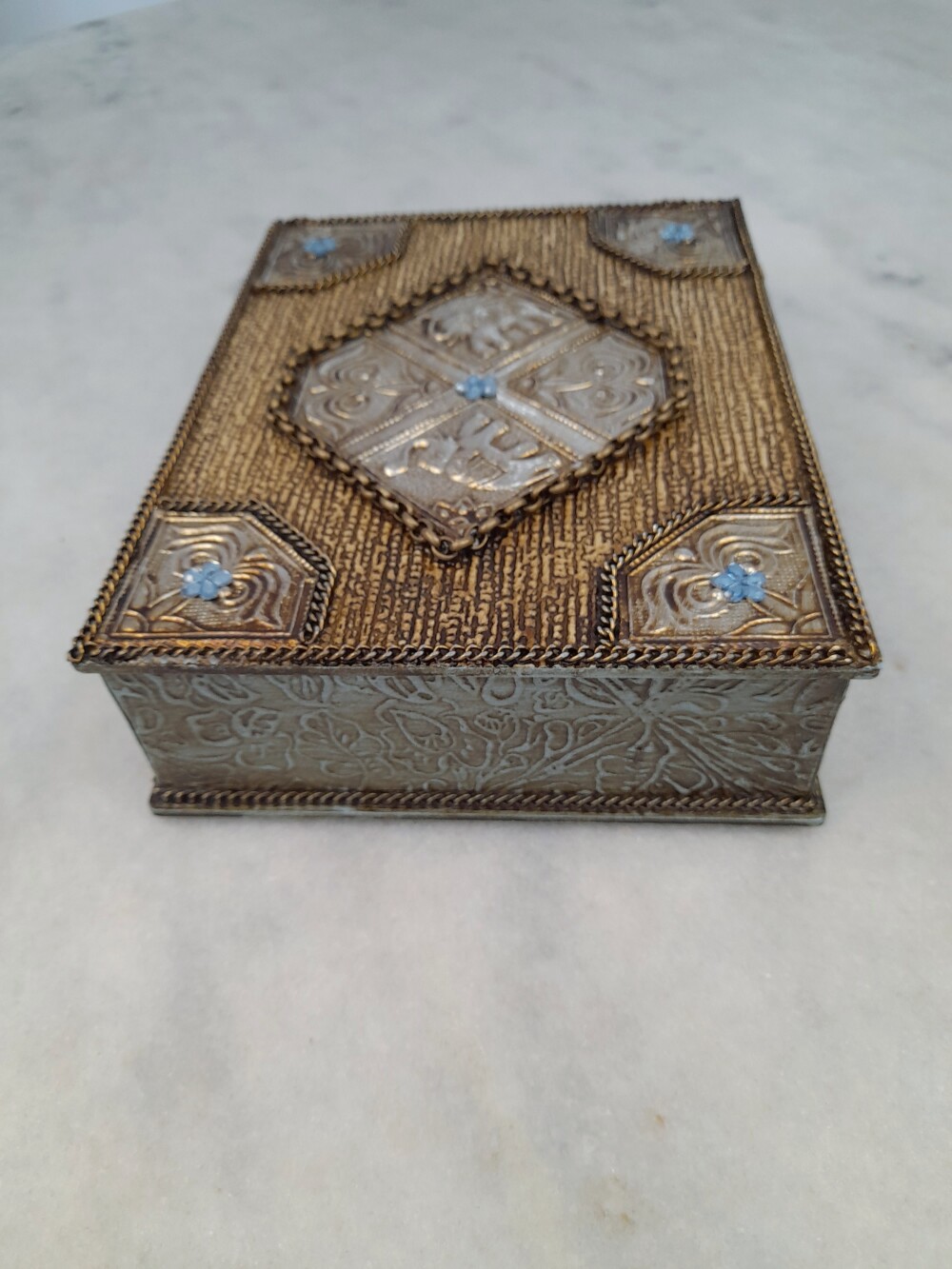 Caixa em mdf azul clara decorada com latonagem e corrente