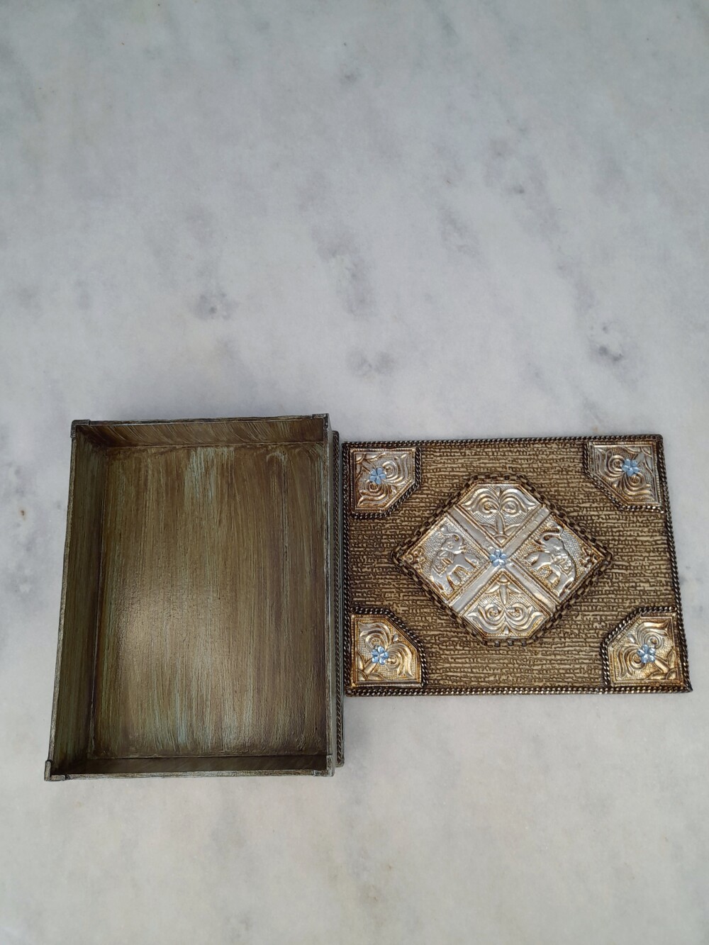 Caixa em mdf azul clara decorada com latonagem e corrente