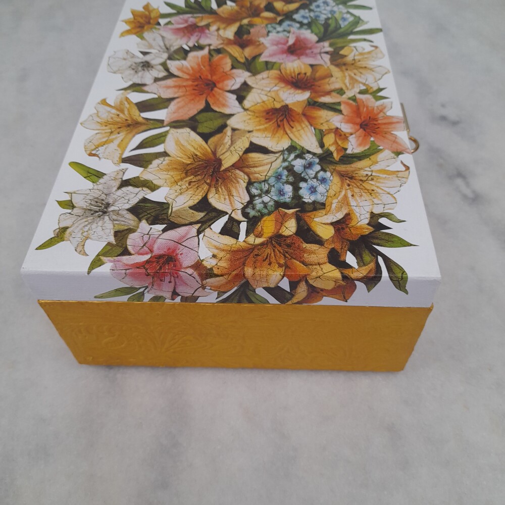 Caixa em mdf para joia/biju branca e dourada decoração flora