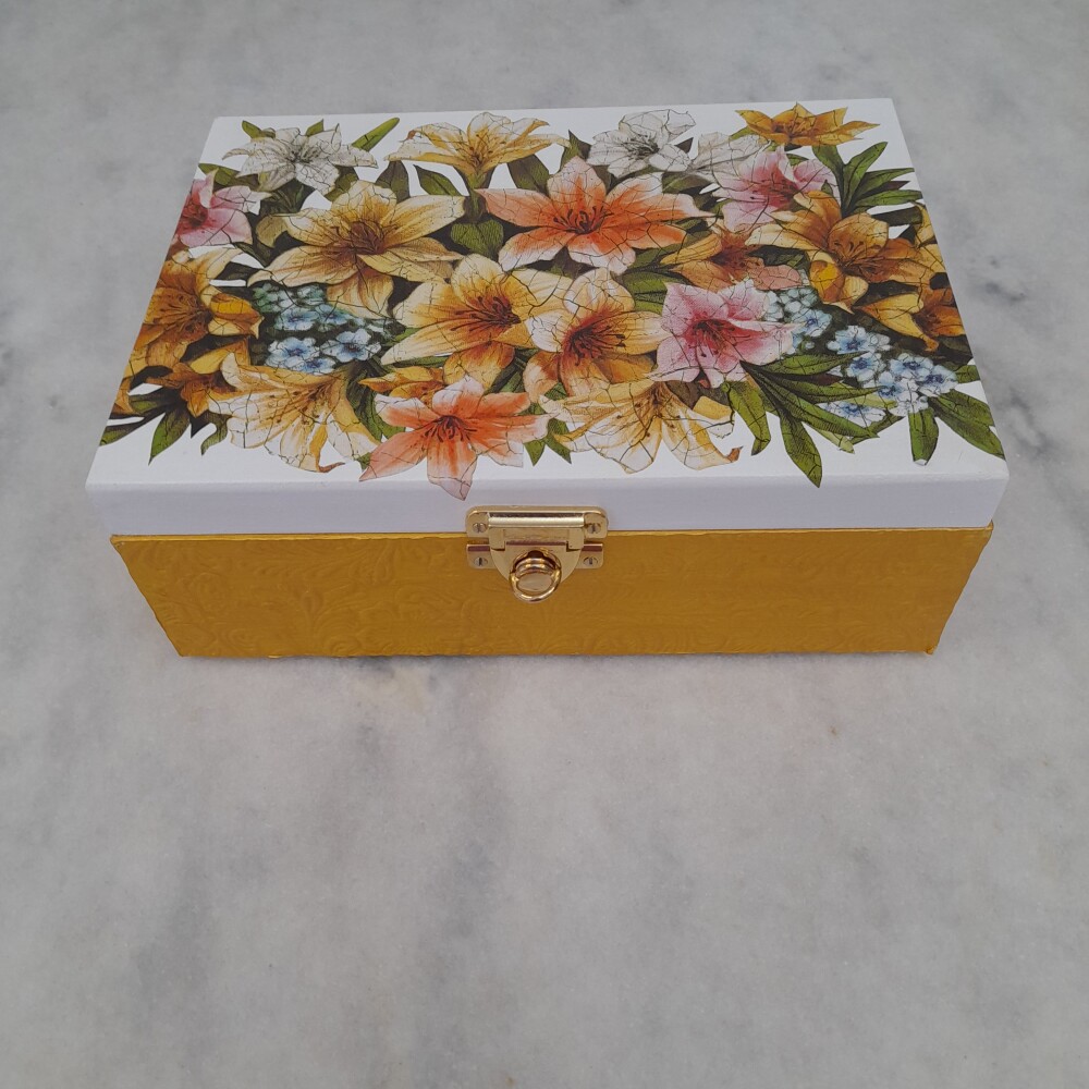 Caixa em mdf para joia/biju branca e dourada decoração flora