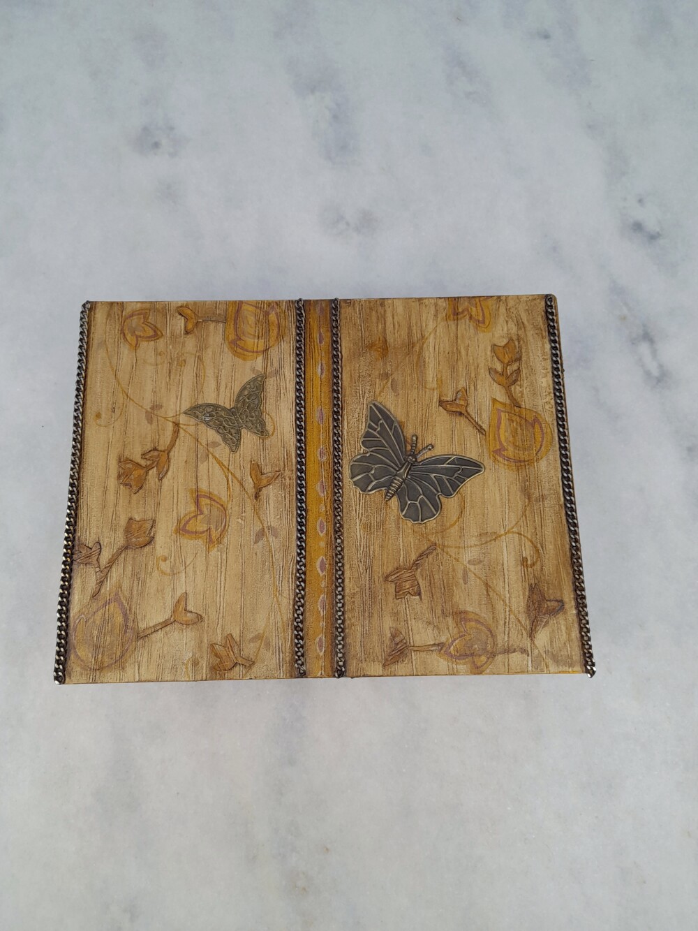 Caixa em mdf branca e amarela decorada c/ flores e borboleta