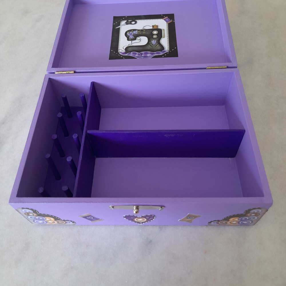 Caixa para costura em mdf lilás decorada com divisórias