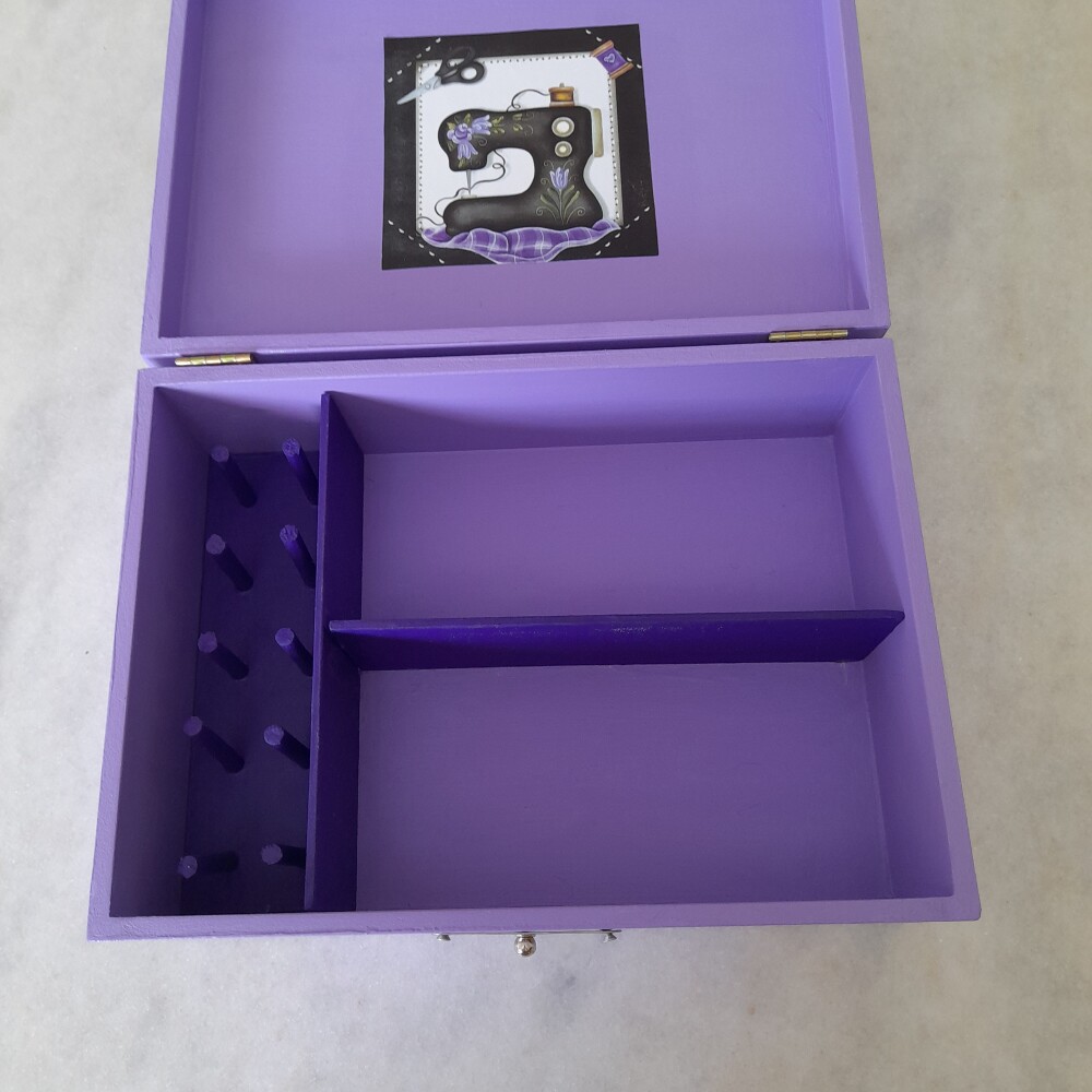 Caixa para costura em mdf lilás decorada com divisórias