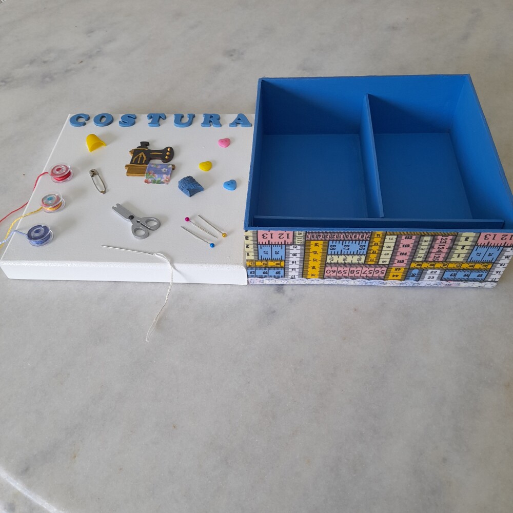 Caixa em mdf para costura azul e branca decorada c divisória