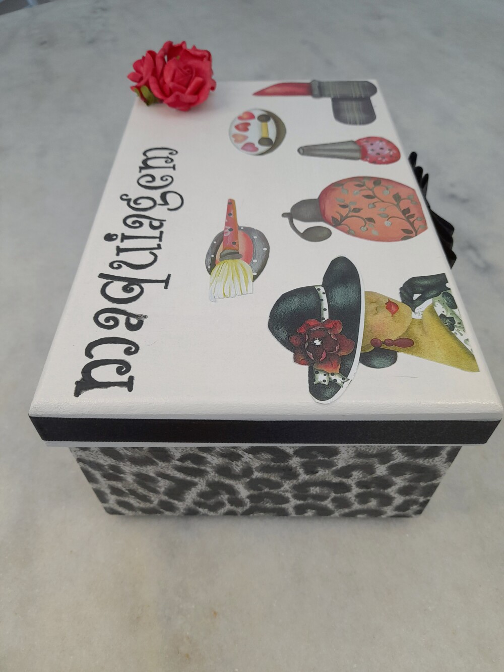 Caixa para maquiagem branca e preta decorada c/ 2