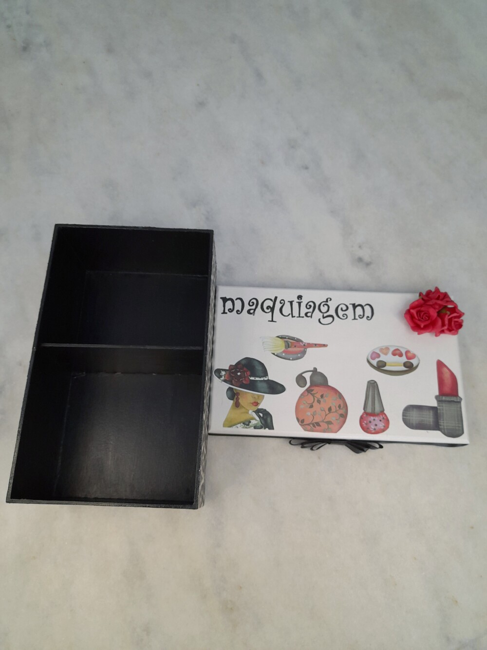 Caixa para maquiagem branca e preta decorada c/ 2