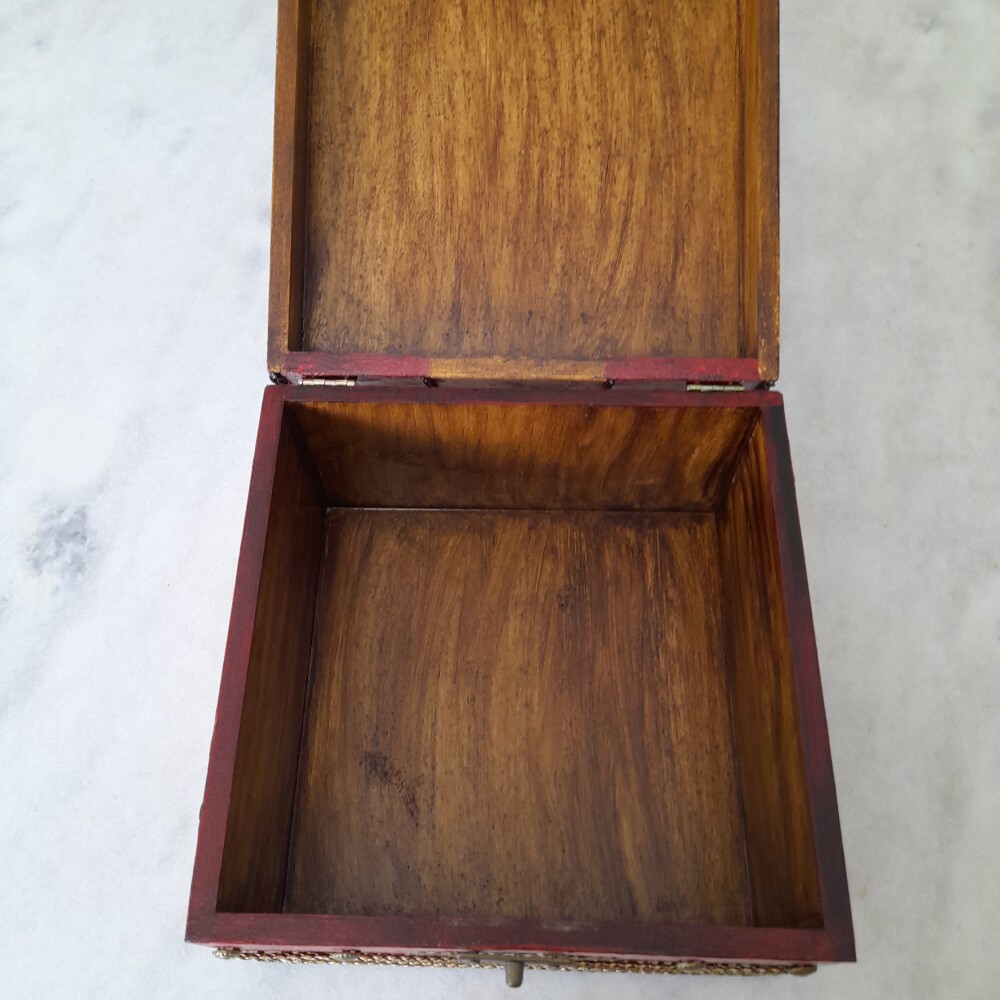 Caixa bau em mdf vermelho e dourado com envelhecimento