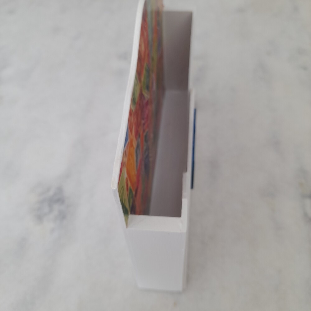 Porta carta em mdf pintado de branco decorado com selos