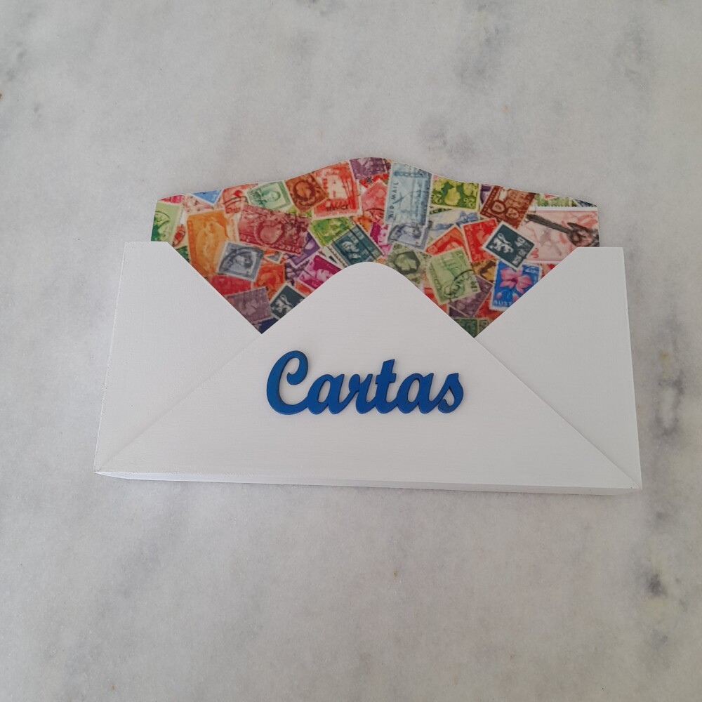 Porta carta em mdf pintado de branco decorado com selos