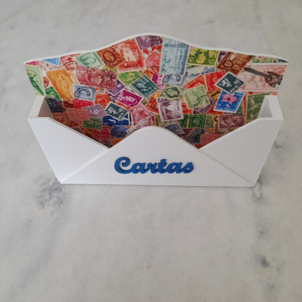Porta carta em mdf pintado de branco decorado com selos