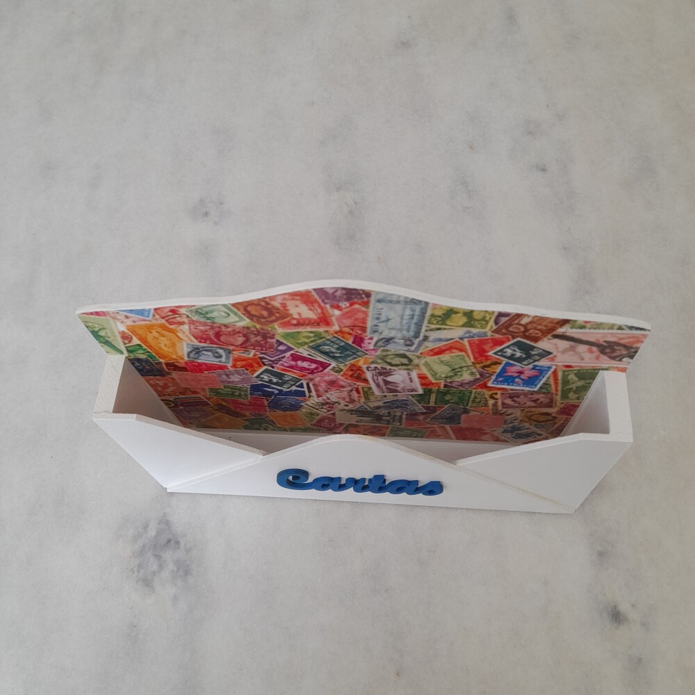 Porta carta em mdf pintado de branco decorado com selos