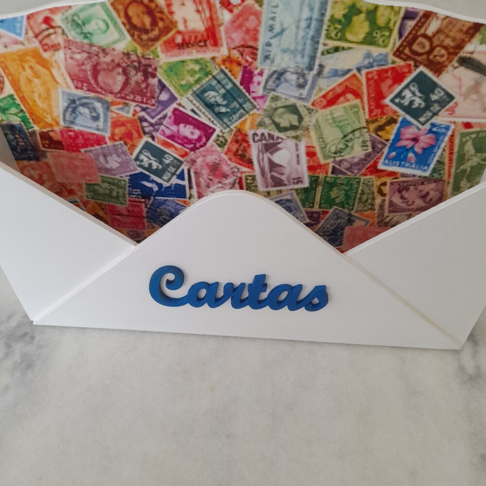 Porta carta em mdf pintado de branco decorado com selos