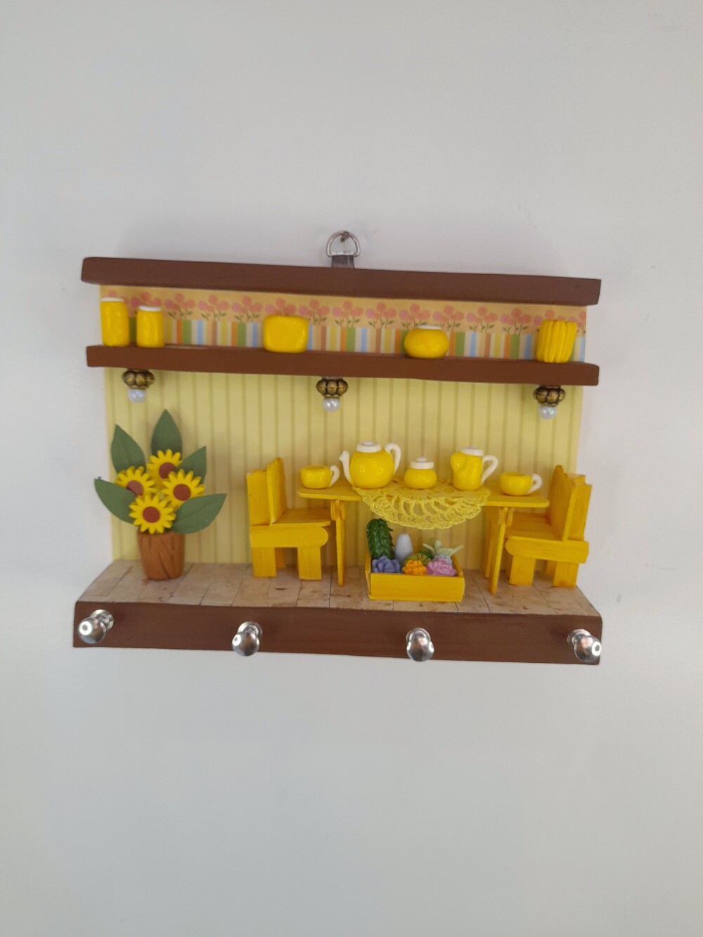 Porta chave em mdf e madeira amarelo e marrom com miniaturas