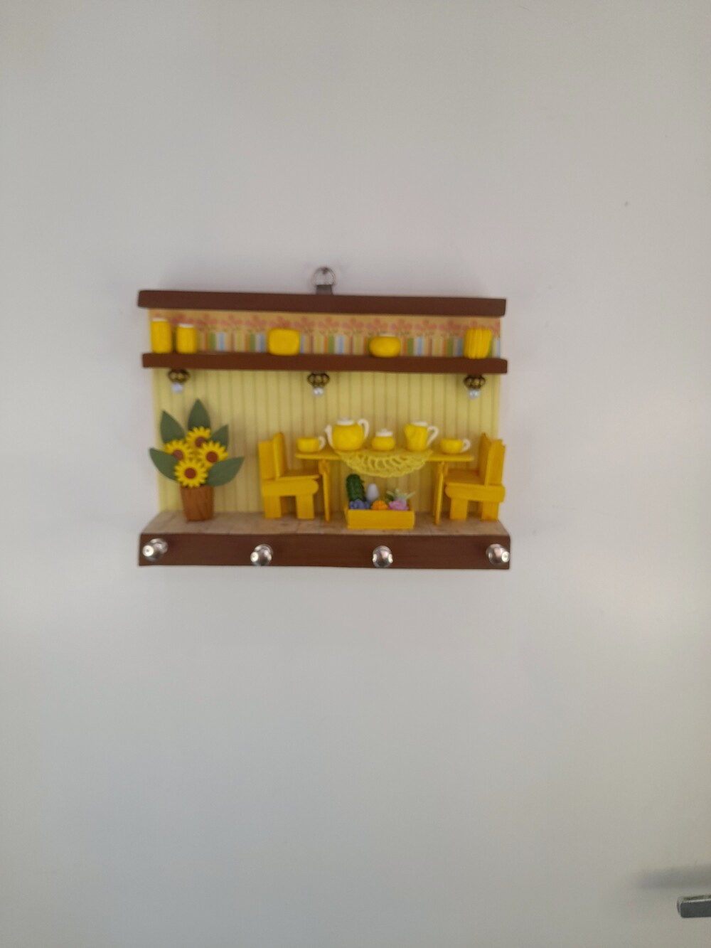 Porta chave em mdf e madeira amarelo e marrom com miniaturas
