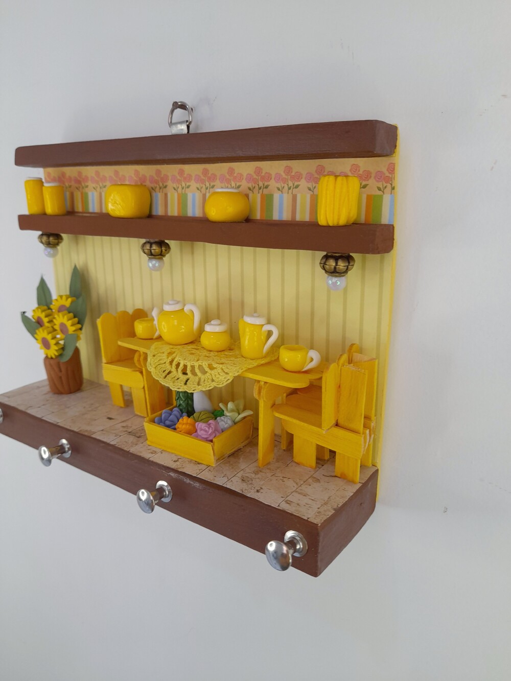 Porta chave em mdf e madeira amarelo e marrom com miniaturas