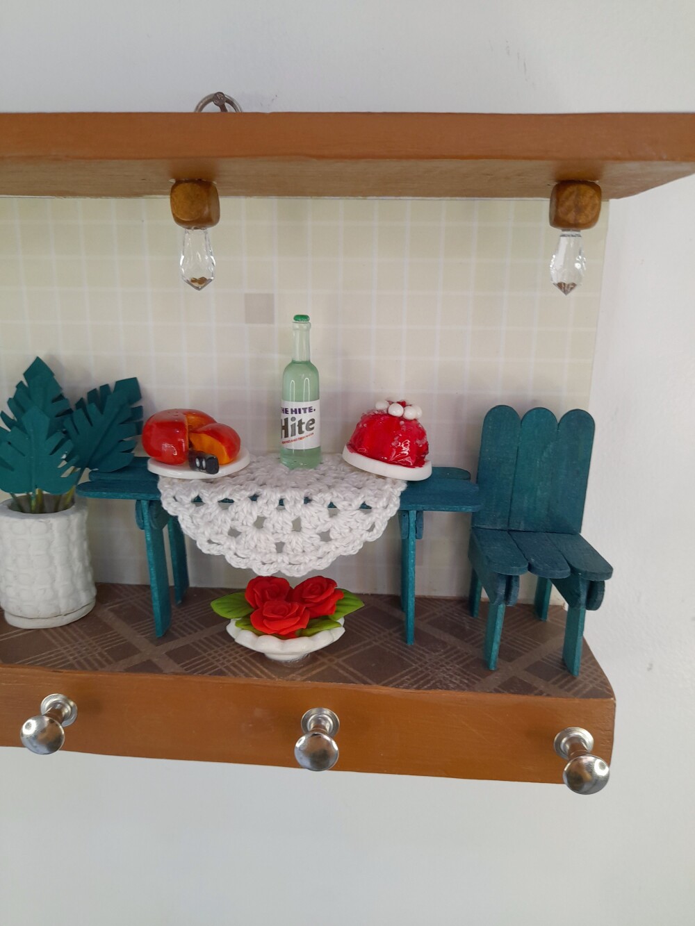 Porta chave de madeira marrom e verde decorado com miniaturas