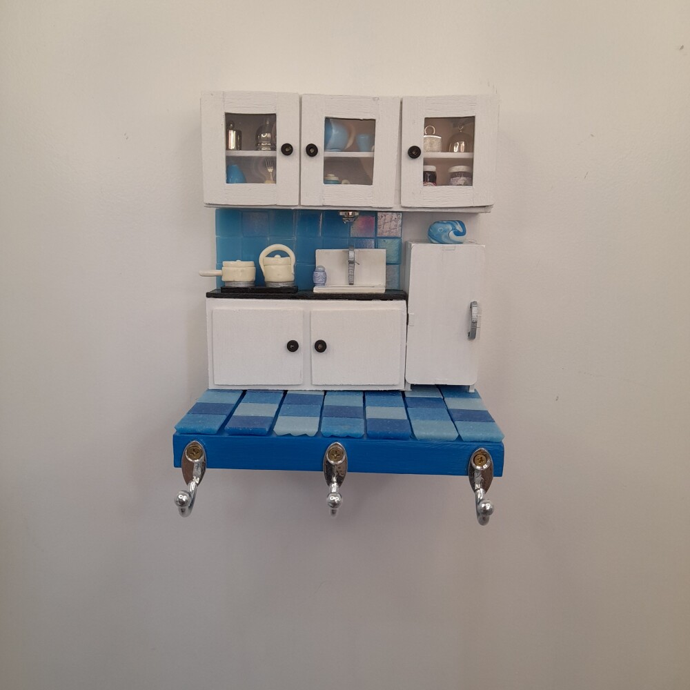 Porta chave de madeira cenário de cozinha branco e azul