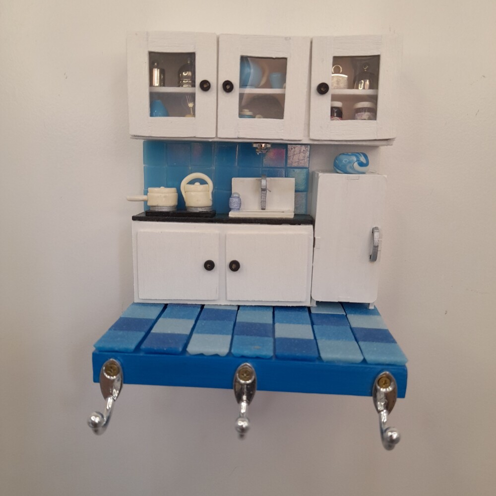 Porta chave de madeira cenário de cozinha branco e azul