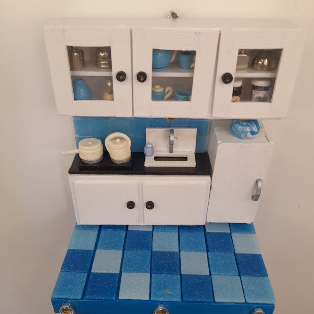 Porta chave de madeira cenário de cozinha branco e azul