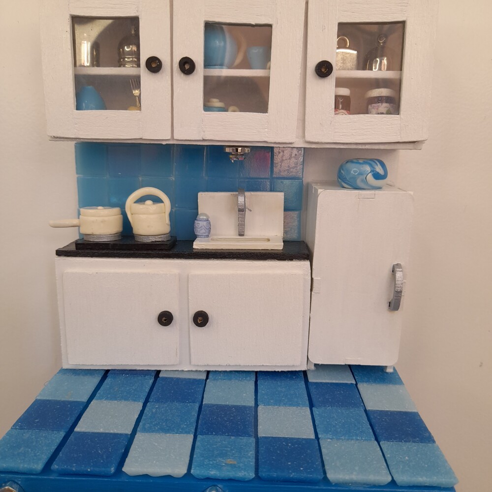 Porta chave de madeira cenário de cozinha branco e azul