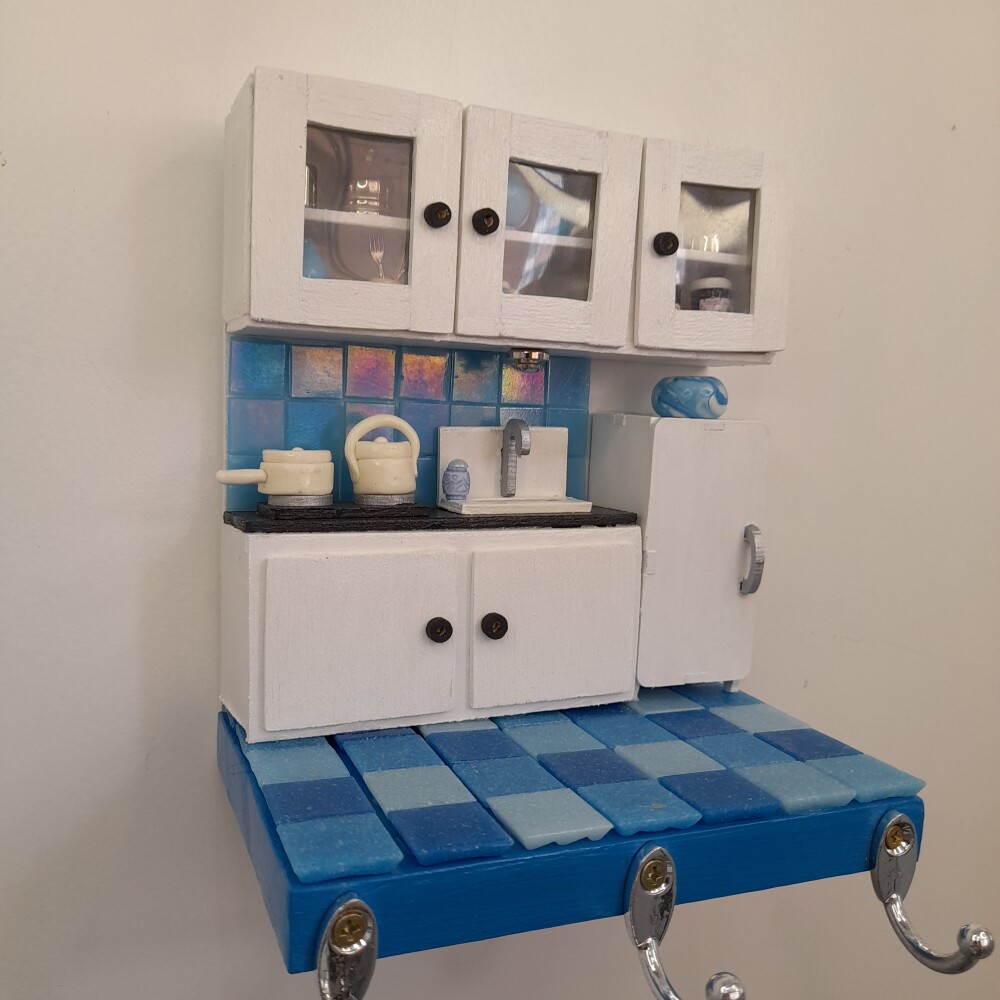 Porta chave de madeira cenário de cozinha branco e azul