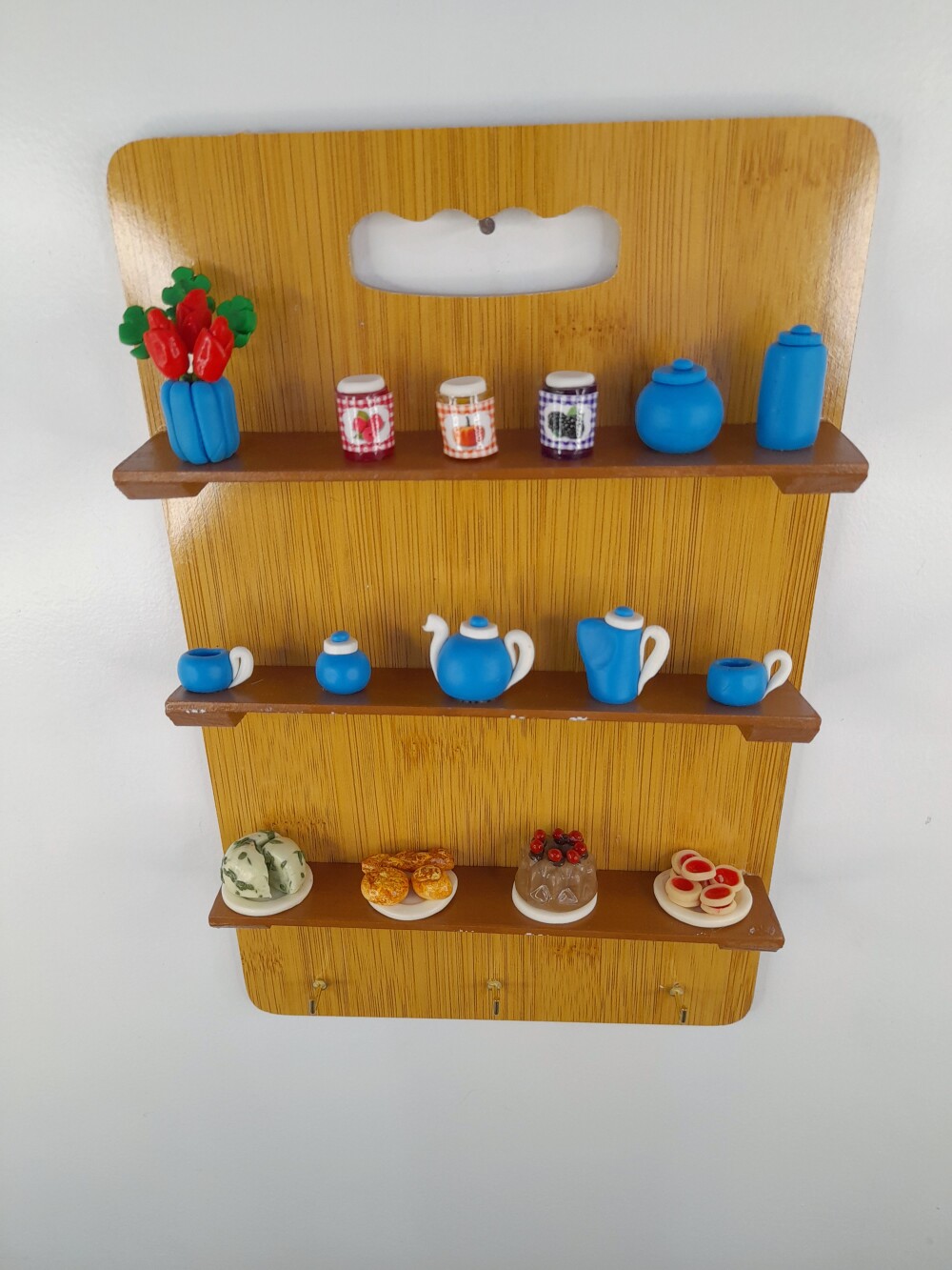Porta chave de madeira decorado com miniaturas