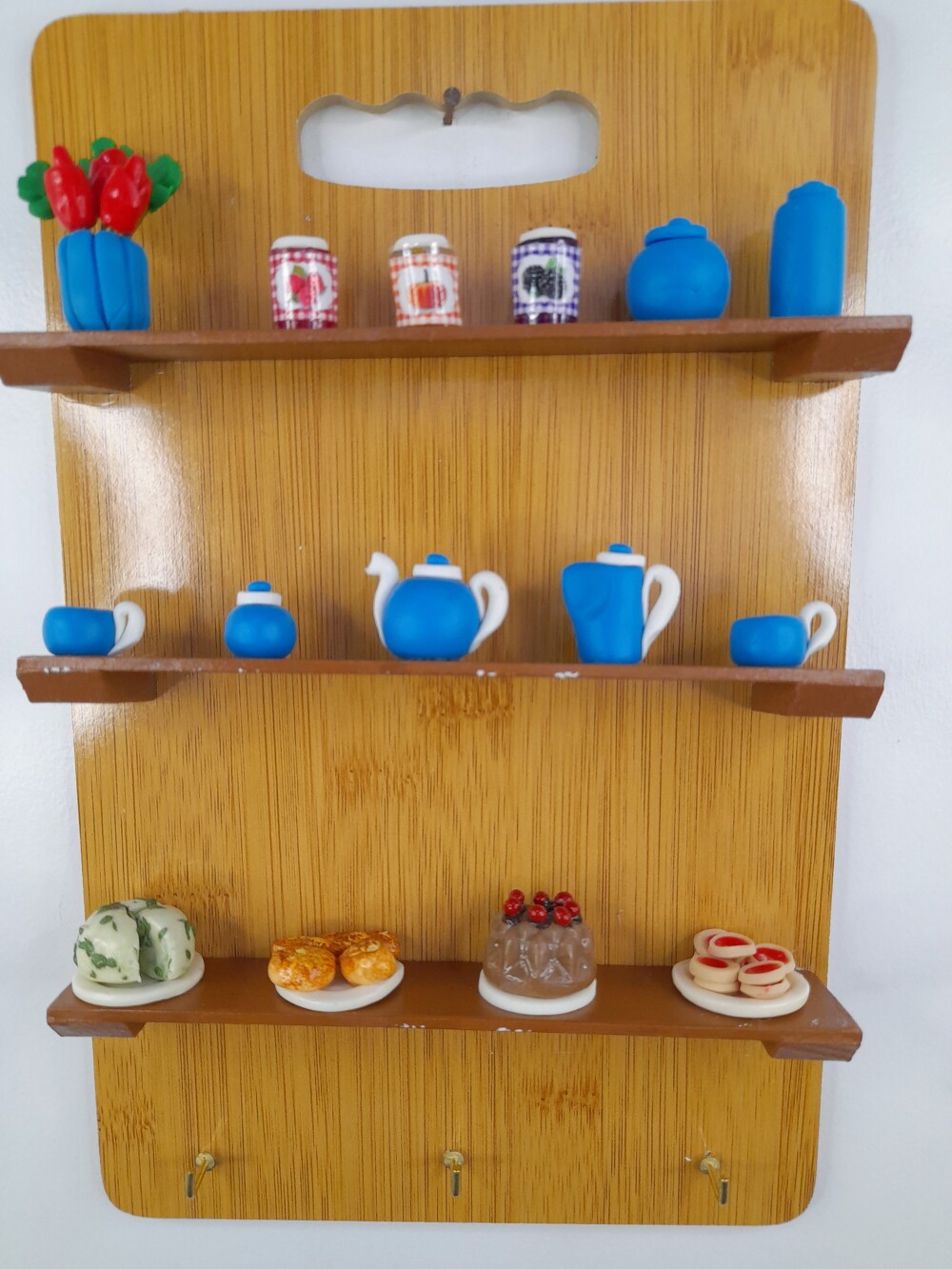 Porta chave de madeira decorado com miniaturas