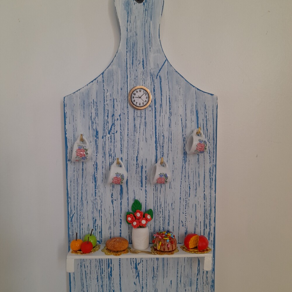 Porta chave de madeira azul e branco com miniatura