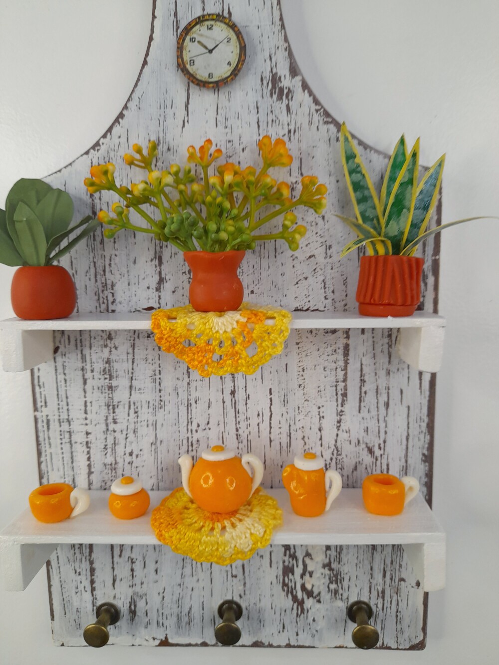 Porta chave nas cores marrom e mineral com miniatura