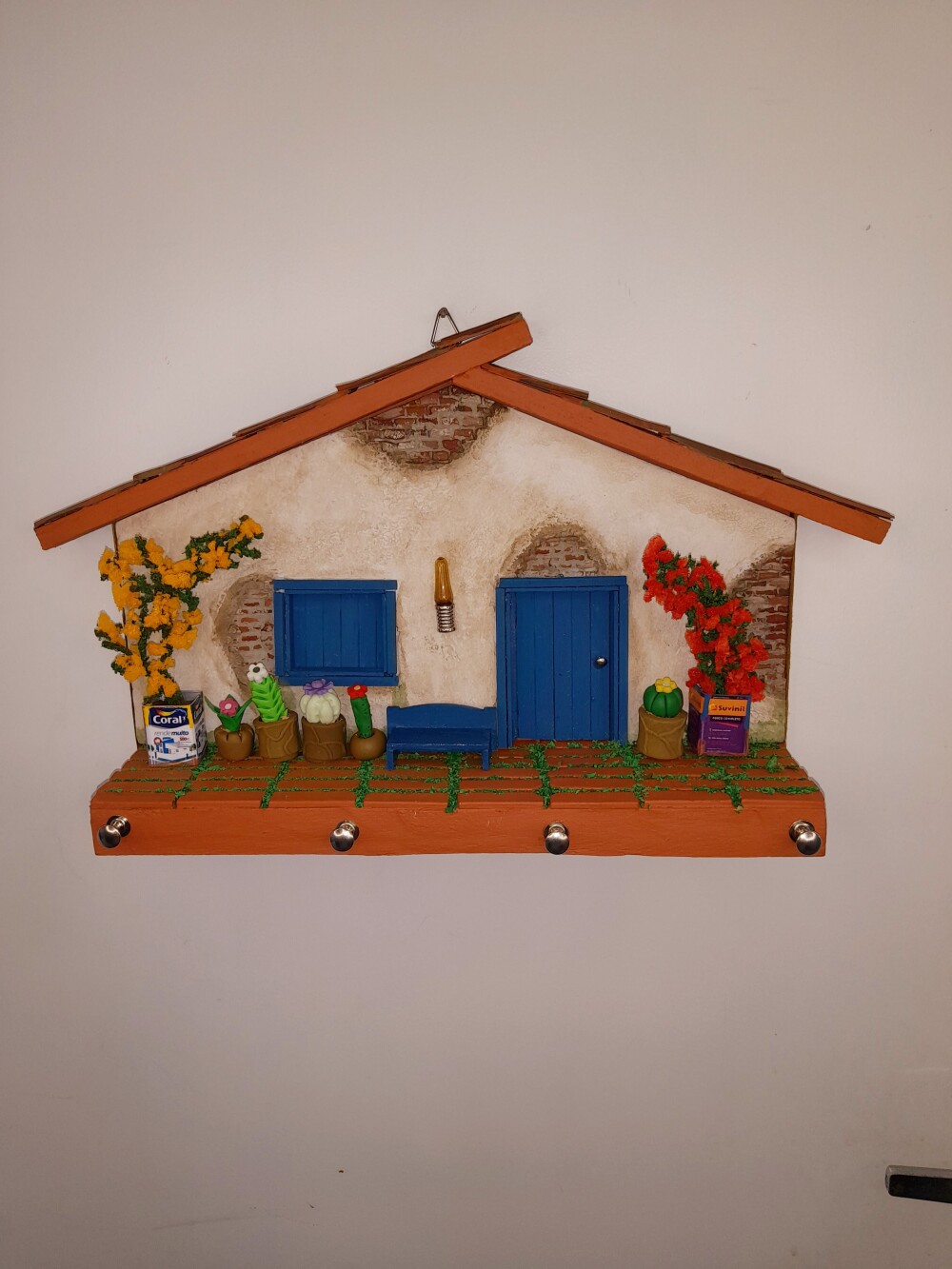 Porta chave de madeira frente de casa decorado com miniaturas