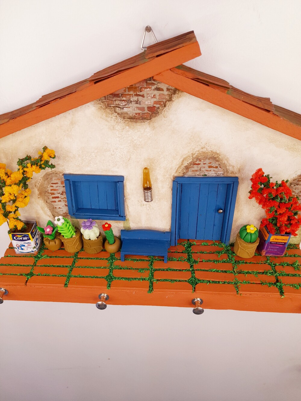 Porta chave de madeira frente de casa decorado com miniaturas