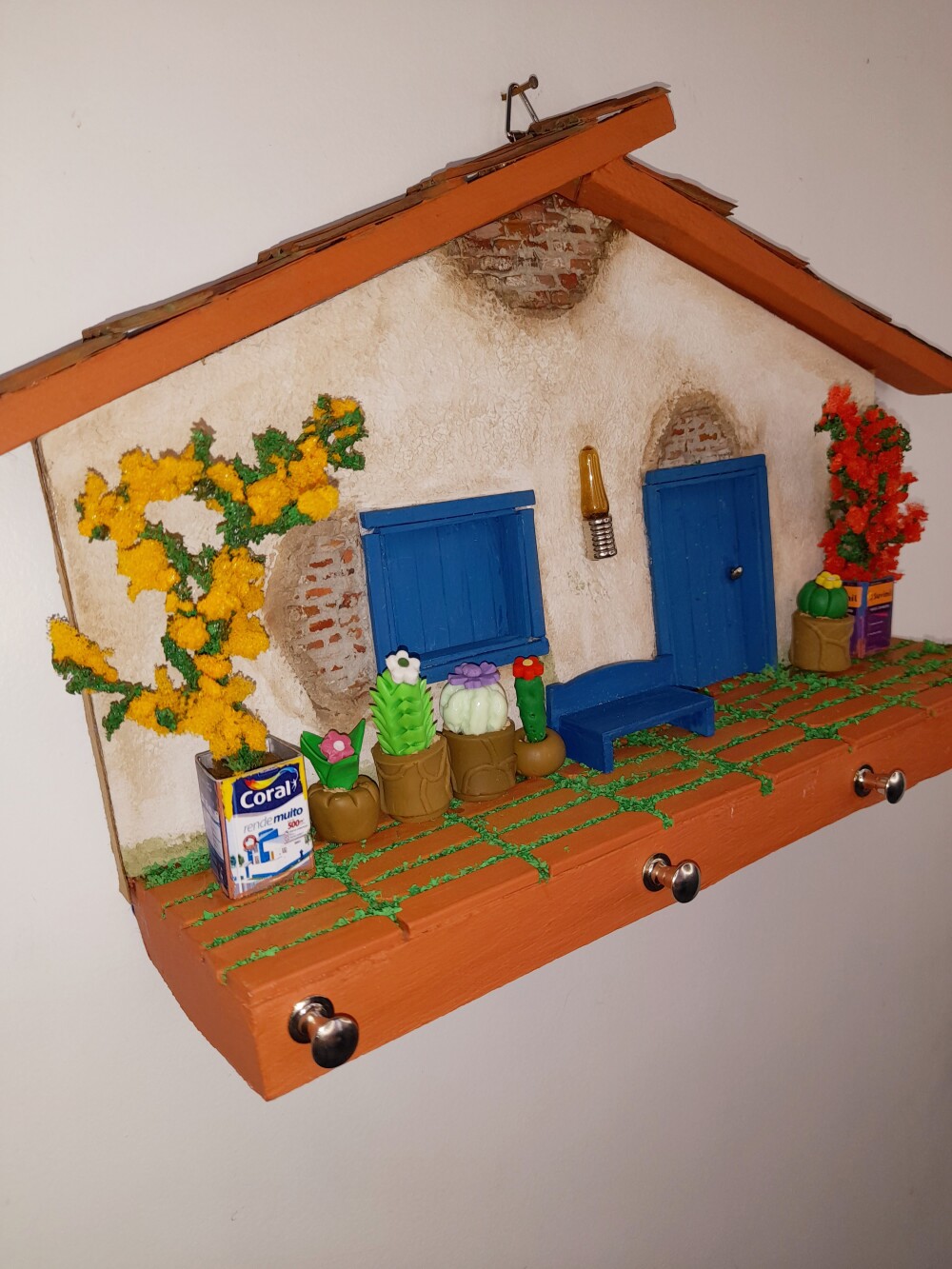 Porta chave de madeira frente de casa decorado com miniaturas