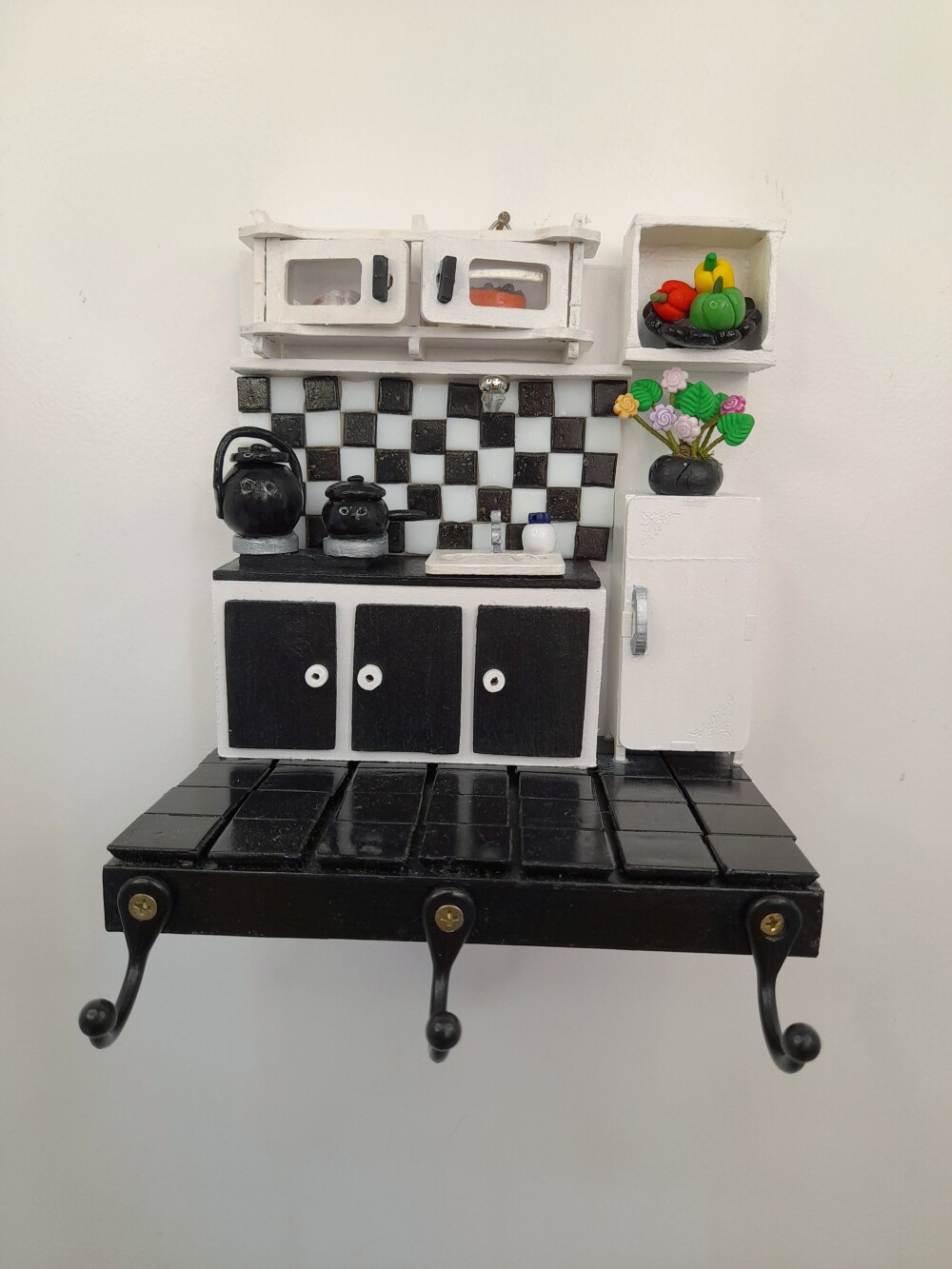 Porta chave em mdf e madeira branco e preto cenário de cozinha