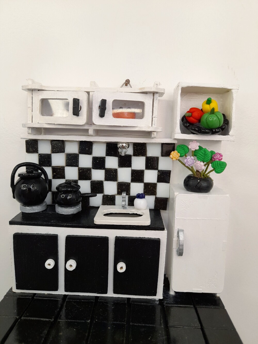 Porta chave em mdf e madeira branco e preto cenário de cozinha
