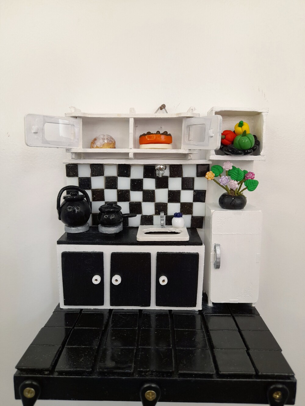 Porta chave em mdf e madeira branco e preto cenário de cozinha