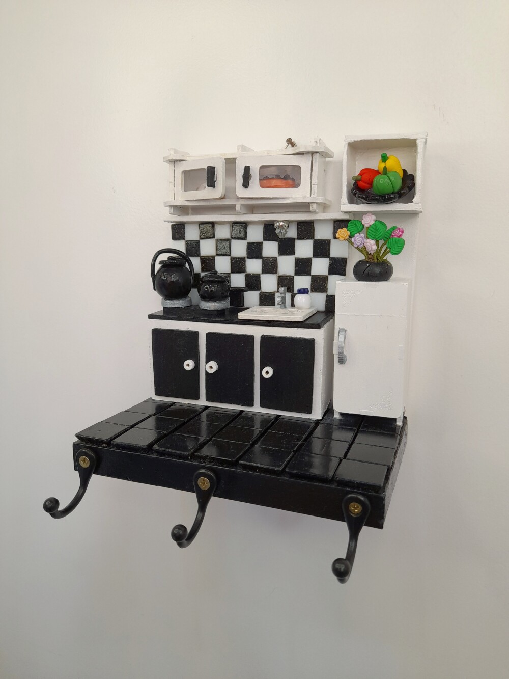 Porta chave em mdf e madeira branco e preto cenário de cozinha