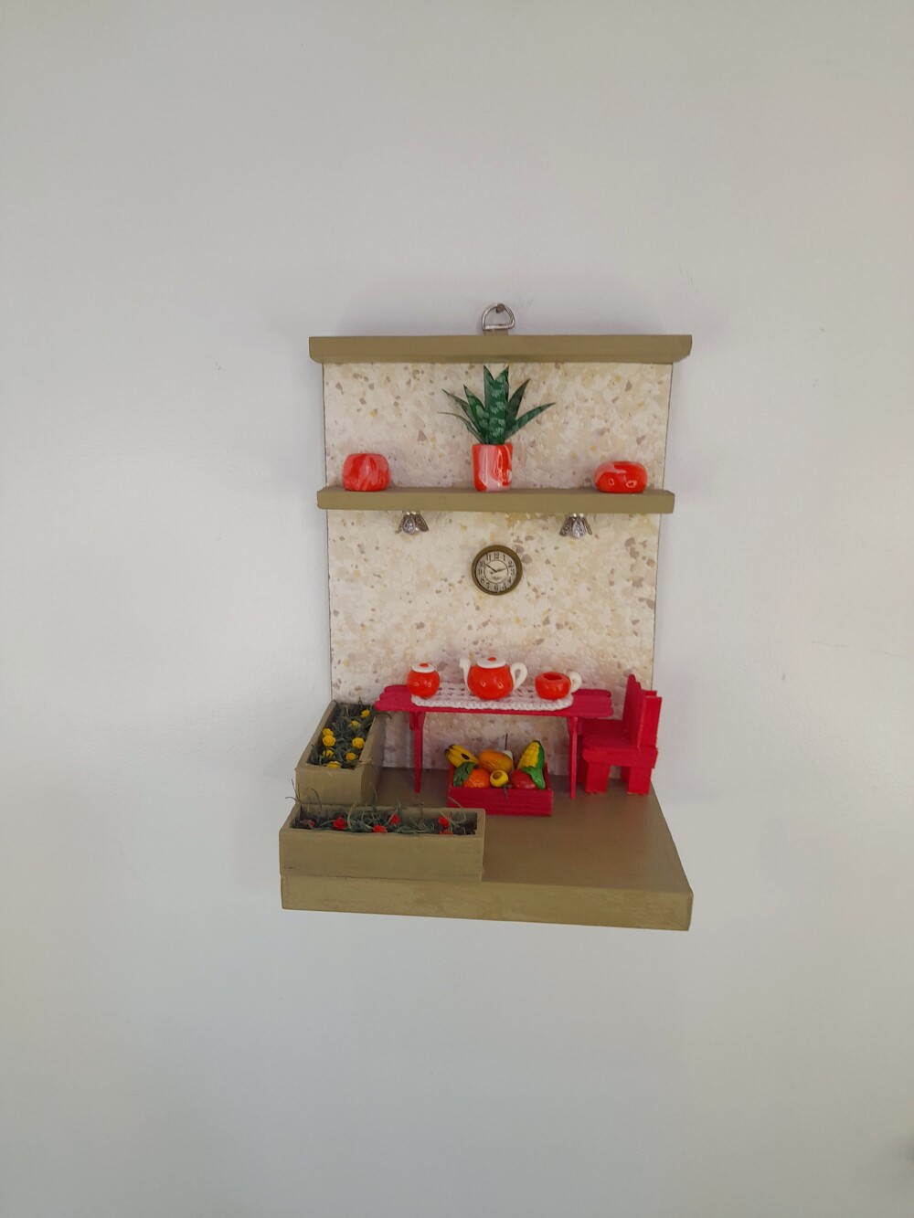 Quadro em mdf nas cores concreto e vermelho decorado