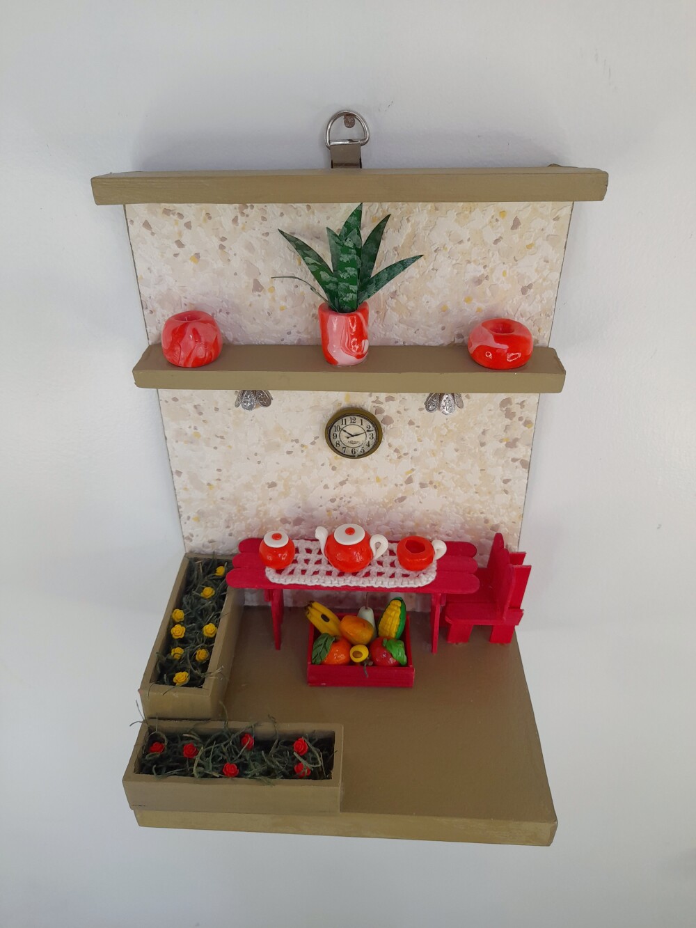 Quadro em mdf nas cores concreto e vermelho decorado