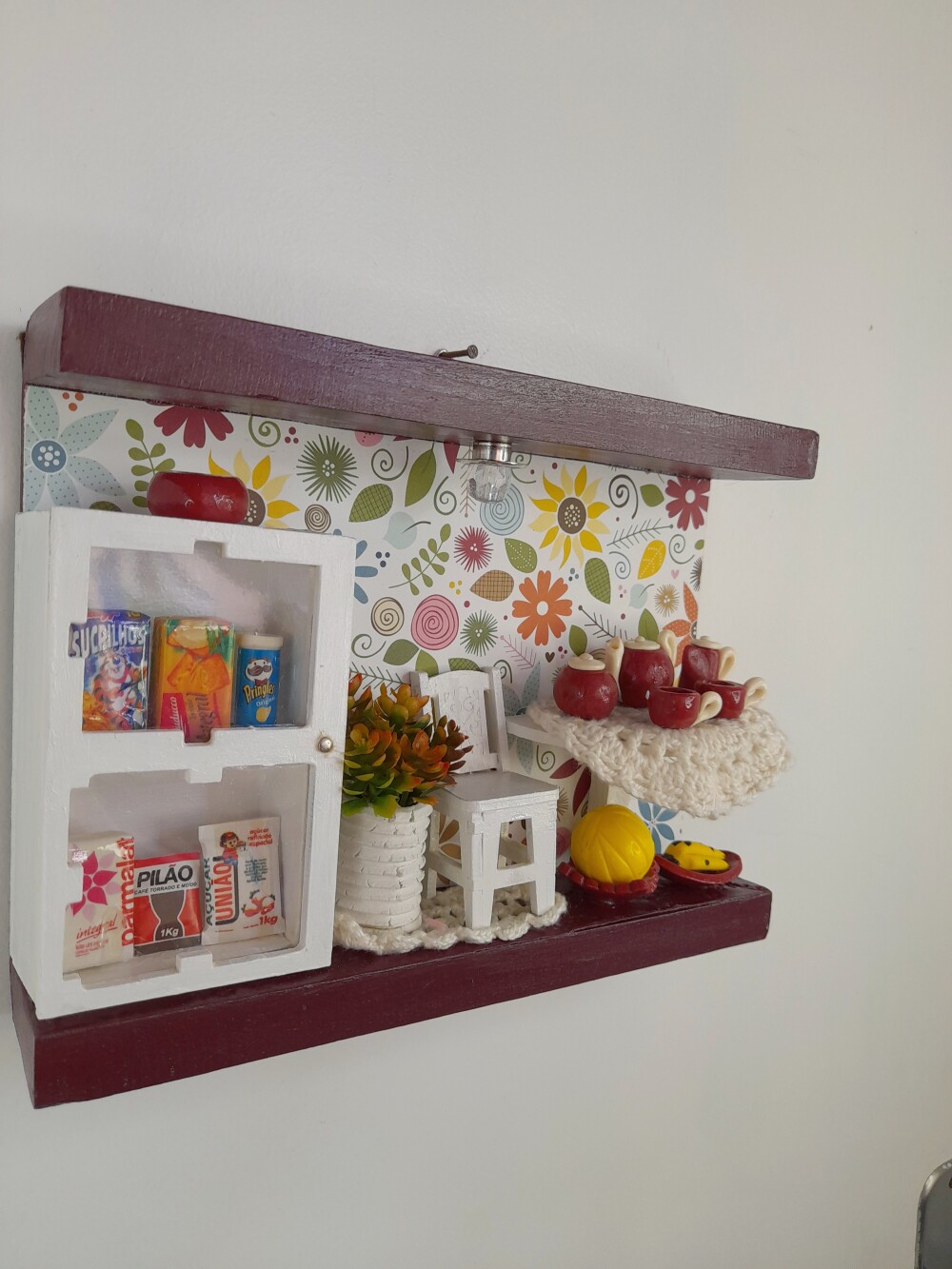 Quadro de mdf decorado com miniaturas