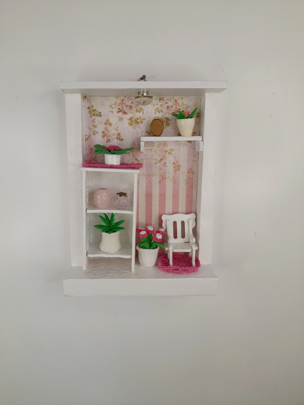 Placa decorada rosa e branca decorada com miniaturas
