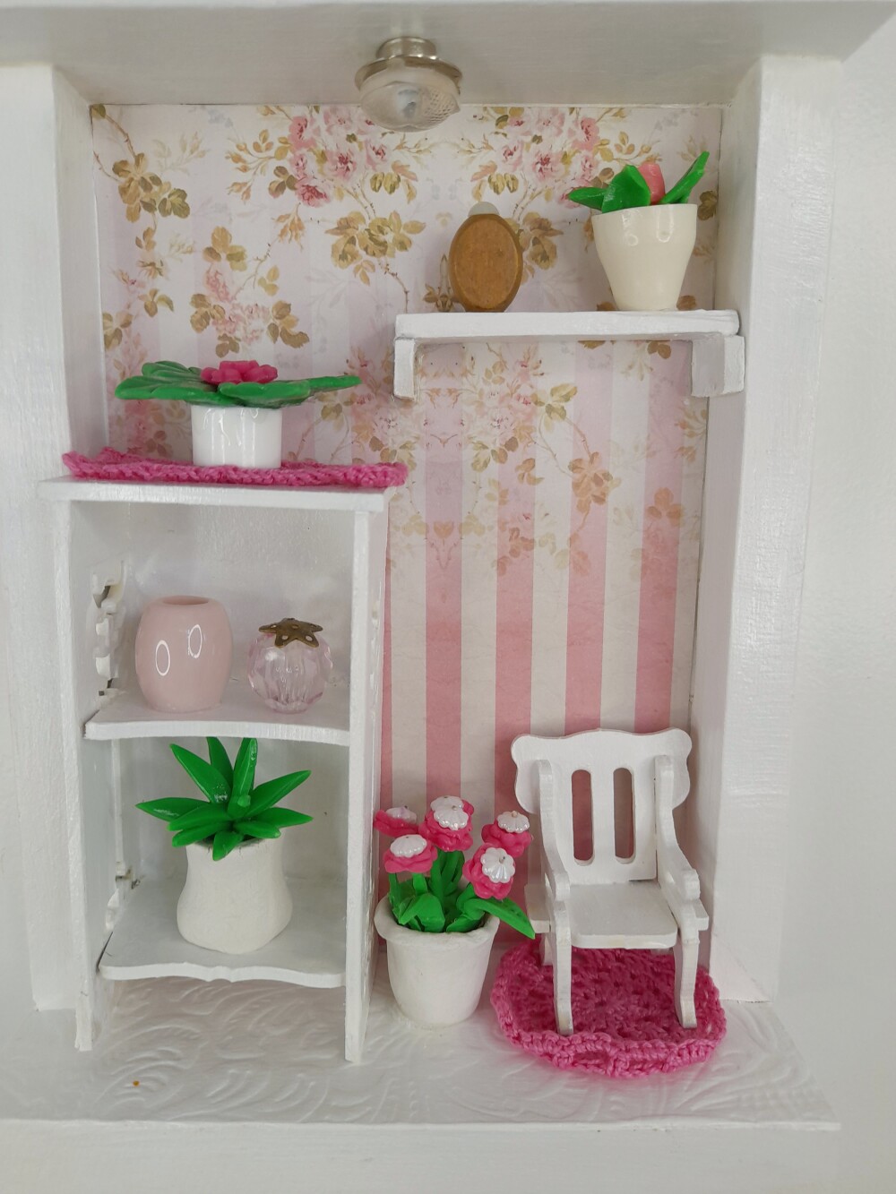 Placa decorada rosa e branca decorada com miniaturas