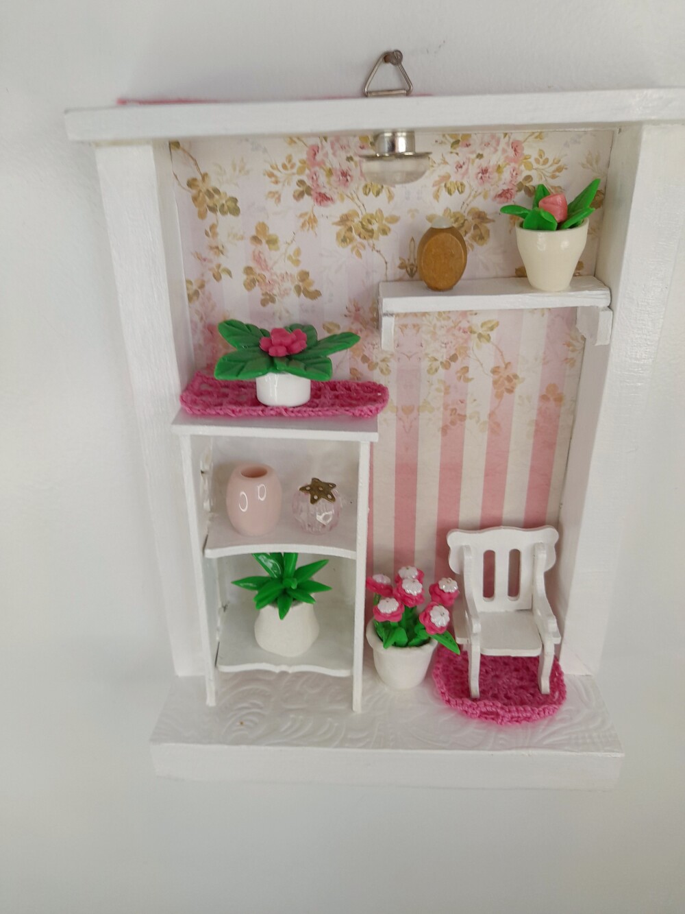 Placa decorada rosa e branca decorada com miniaturas