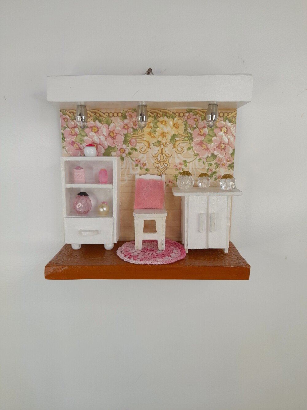 Quadro em mdf cor mineral  decorado com rosa florido decorado com