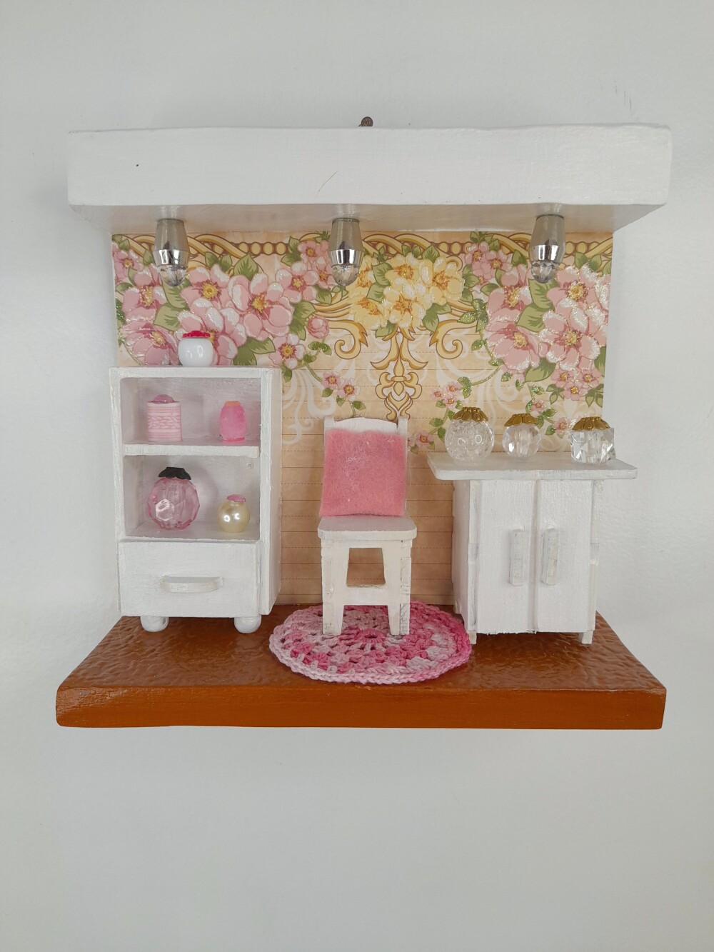 Quadro em mdf cor mineral  decorado com rosa florido decorado com