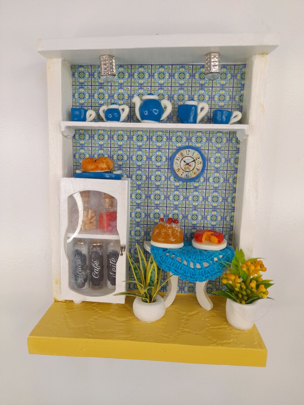 Quadro em mdf branco e azul fundo de azulejo decorado com miniatu