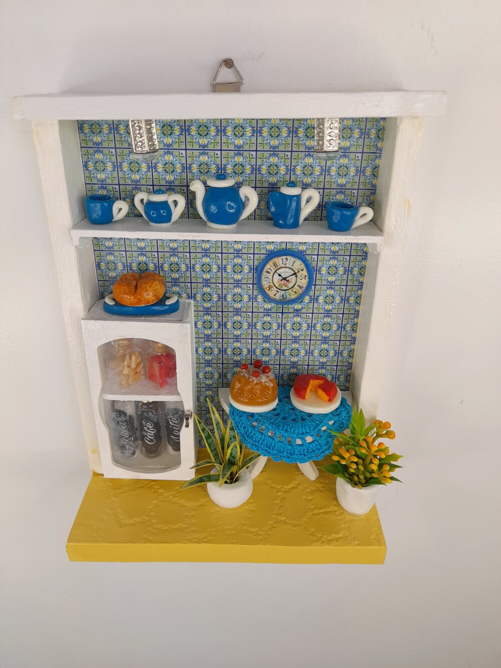 Quadro em mdf branco e azul fundo de azulejo decorado com miniatu