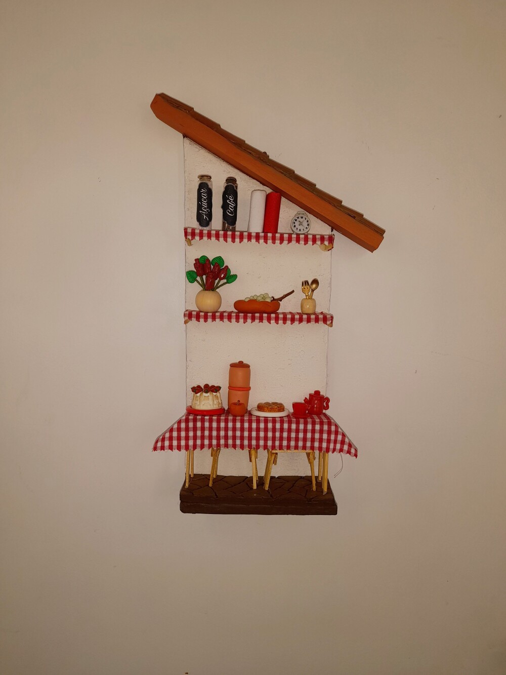 Quadro em mdf e madeira cenário de cozinha decorado com miniatur